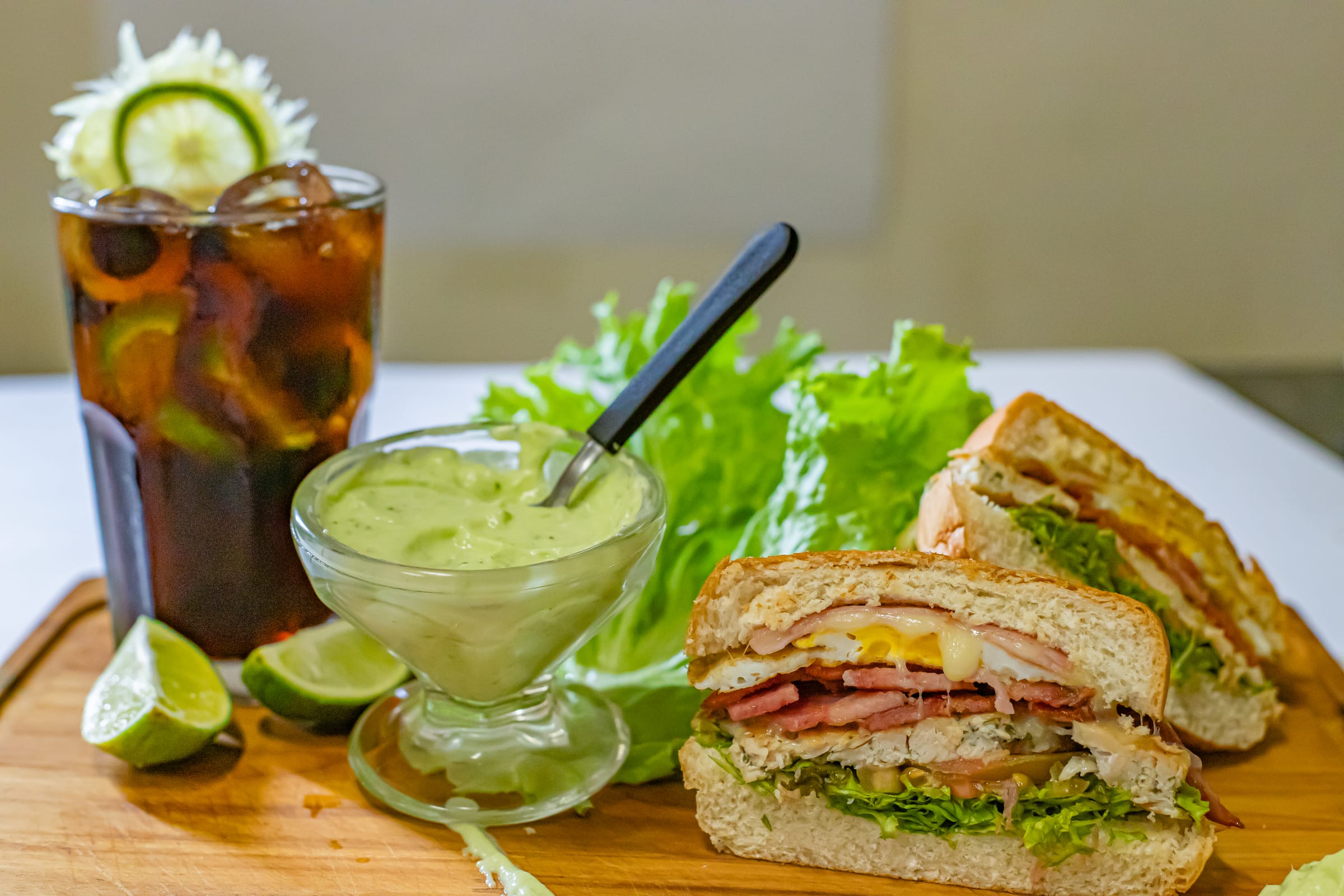 Lanche na tábua com molho verde e refrigerante com limão