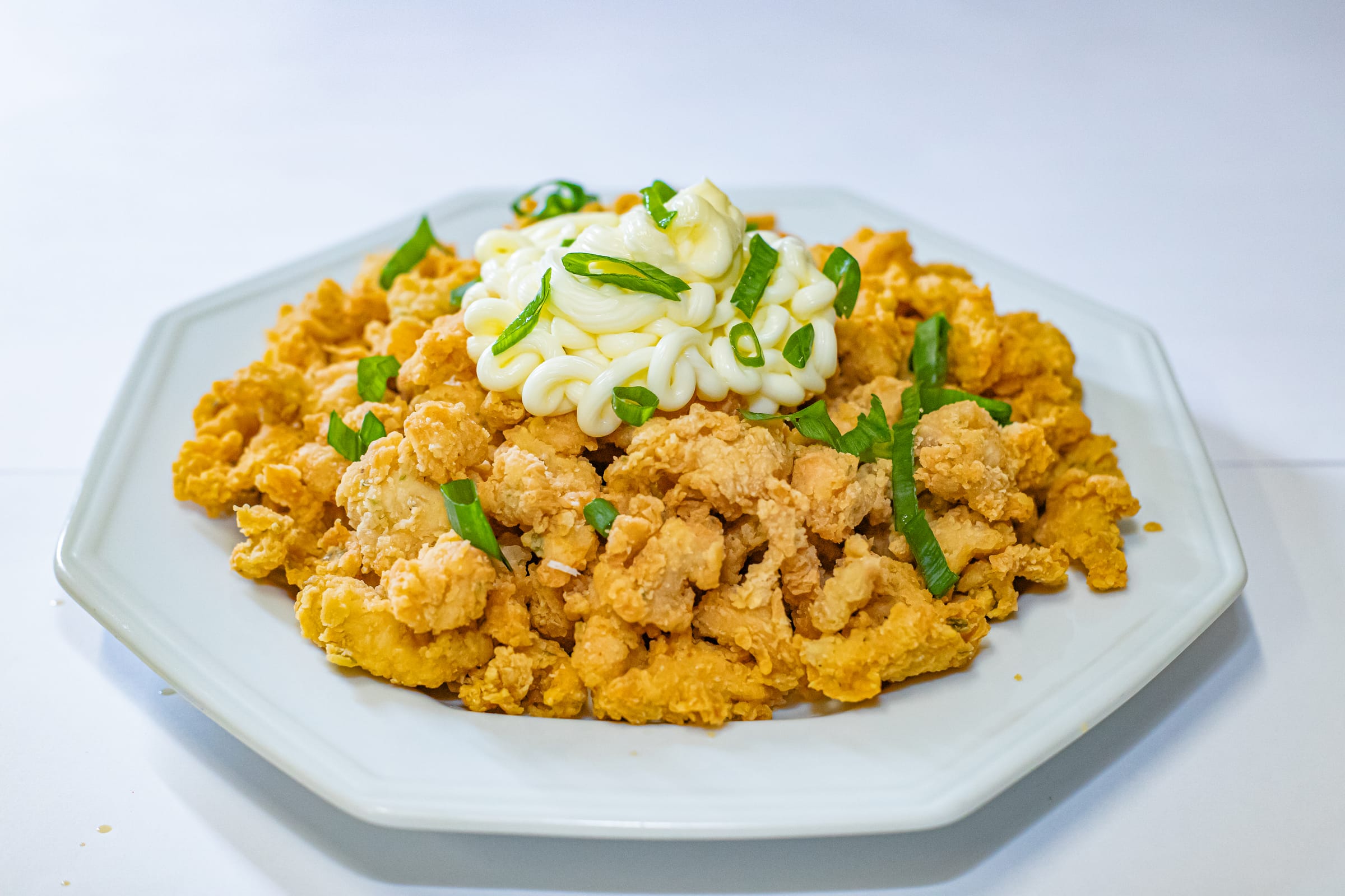 Porção de frango a passarinho com maionese e cebolinha