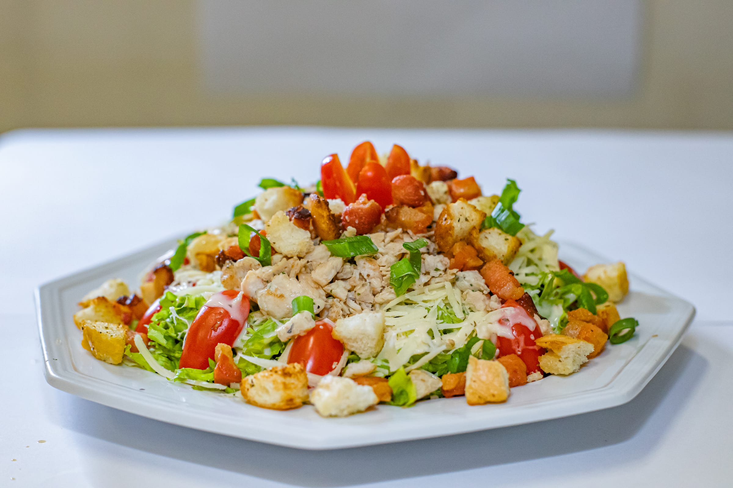 Salada com frango, croutons, tomate e queijo
